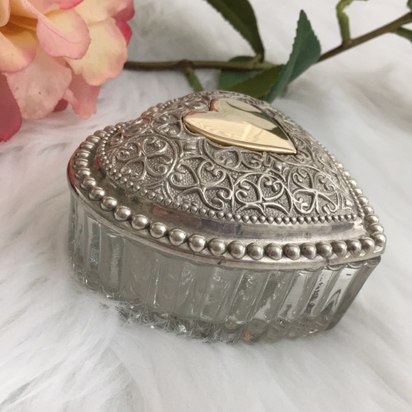 GIFTED
Crystal & Silver Heart Box - Picture 8 of 10
